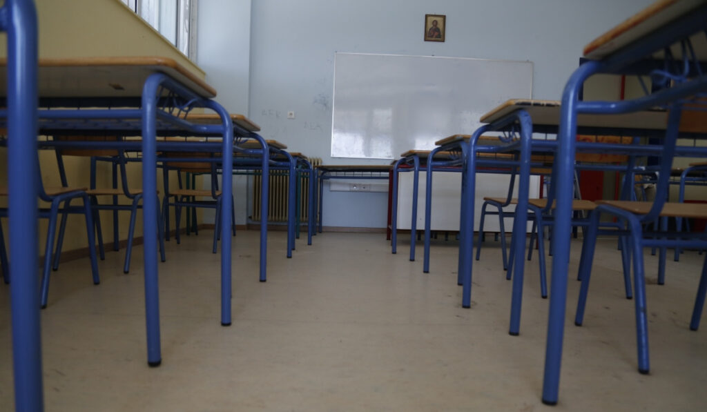 Επαίσχυντη έξωση εκπαιδευτικού στα Χανιά – «Σου κόψαμε το ρεύμα και το νερό γιατί αλλιώς δεν θα έφευγες» (Video)