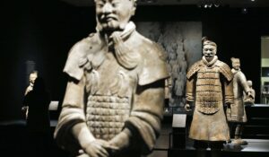 Κίνα: Τουρίστας κατέστρεψε δύο αγάλματα του Πήλινου Στρατού (Video)