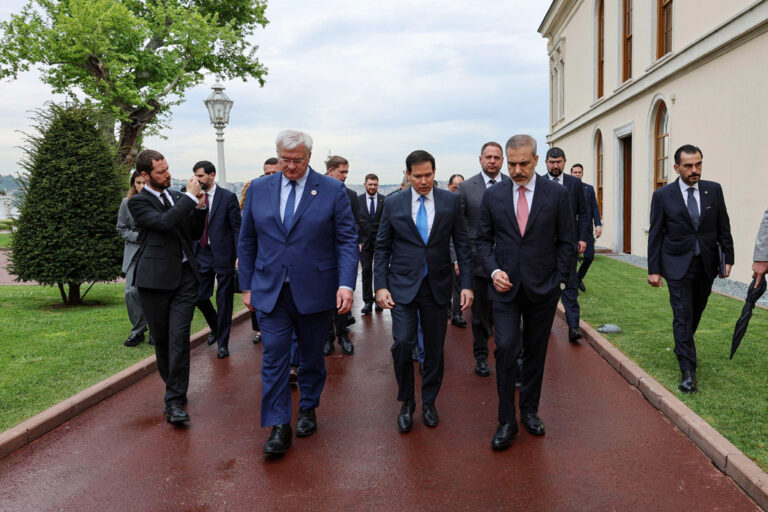 Κωνσταντινούπολη: Η Τουρκία ζητά κατάπαυση πυρός το συντομότερο δυνατό – Σε εξέλιξη οι συνομιλίες Ρωσίας – Ουκρανίας