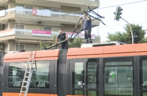 Ατύχημα με κεραία σε συρμό του Τραμ &#8211; Τι συνέβη (Video)