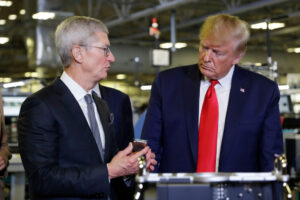 Τραμπ εναντίον Apple: «Δασμοί τουλάχιστον 25% εάν δεν επιστρέψει η παραγωγή στις ΗΠΑ»