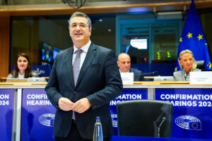 Μαξίμου: Κάλυψη σε Τζιτζικώστα για την κριτική περί αποφυγής της συζήτησης για τον ελληνικό σιδηρόδρομο στην Ευρωβουλή
