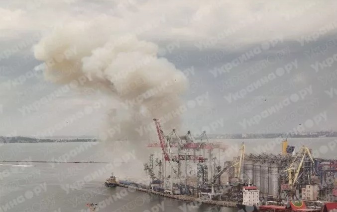 Ουκρανία: Επίθεση σε μεταγωγικό πλοίο στο λιμάνι της Οδησσού