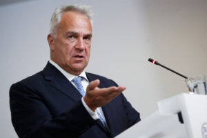 Ο Βορίδης ποινικοποιεί τη φτώχεια: «Δεν μπορεί να αποτελέσει λόγο νόμιμης μετανάστευσης η οικονομική ανάγκη»