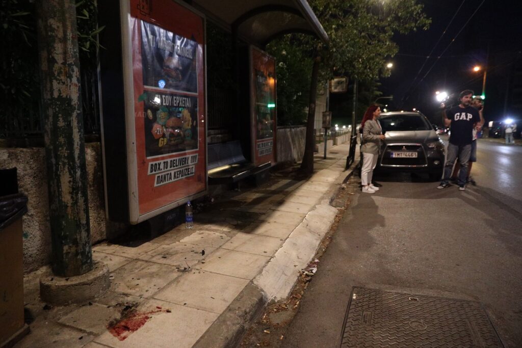 Χαλάνδρι: ΙΧ έπεσε σε στάση λεωφορείου, τραυμάτισε κόσμο και εξαφανίστηκε