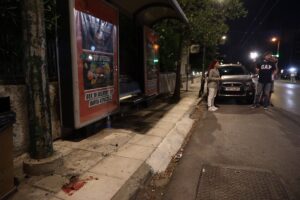 Χαλάνδρι: ΙΧ έπεσε σε στάση λεωφορείου, τραυμάτισε κόσμο και εξαφανίστηκε