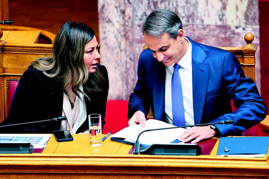 Η Ζαχαράκη με κουπ Τραμπ