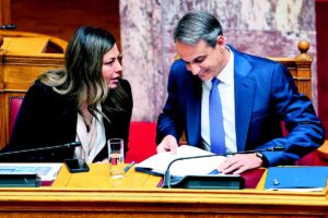 Η Ζαχαράκη με κουπ Τραμπ