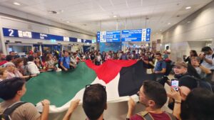 «Λευτεριά στην Παλαιστίνη»: Συγκινητική υποδοχή δεκάδων μελών του March to Gaza στην Αθήνα