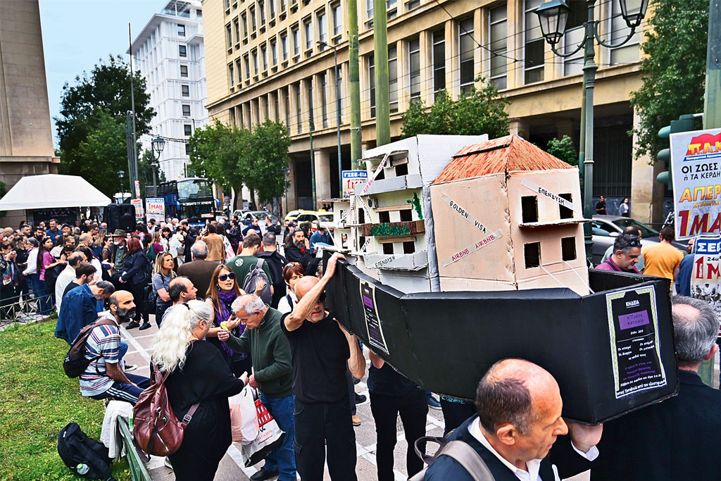 «Στεγαστική μέριμνα» υπέρ τραπεζών και funds – Χάρη για τα ακίνητα που πήραν μέσω πλειστηριασμών