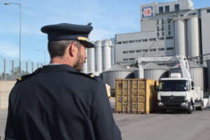 Πειραιάς: Οκτώ συλλήψεις μετά από έφοδο της ΕΛ.ΑΣ στο Τελωνείο με εντολή της Ευρωπαϊκής Εισαγγελίας