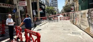 Πάτρα: Έπεσαν σοβάδες στον πεζόδρομο της Ρήγα Φεραίου.