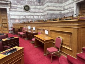 Προετοιμασίες στη Βουλή για την Προανακριτική των Τεμπών: Χιλιάδες ψηφοδέλτια &#8211; Κάλπες πάνε κι έρχονται