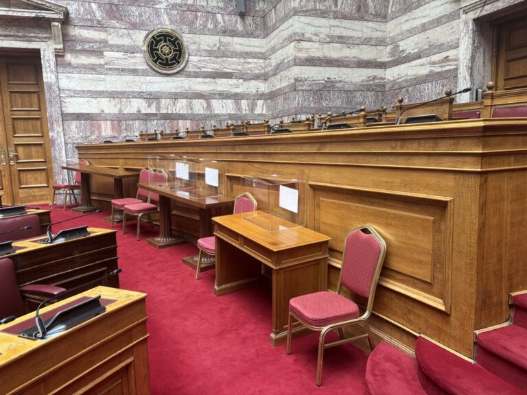 Προετοιμασίες στη Βουλή για την Προανακριτική των Τεμπών: Χιλιάδες ψηφοδέλτια – Κάλπες πάνε κι έρχονται