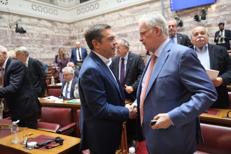 Ο Τασούλας αρνείται να δώσει τα πρακτικά του συμβουλίου πολιτικών αρχηγών που ζήτησε ο Τσίπρας