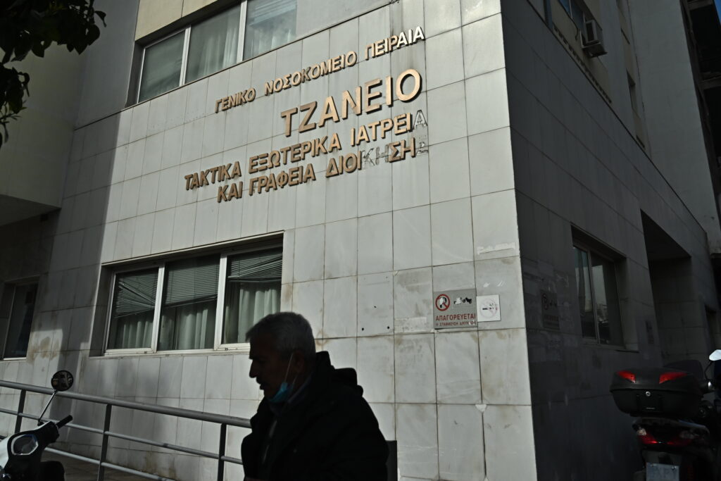 Τζάνειο – Γιος 62χρονης: «Μας πήραν τηλέφωνο και μας είπαν ότι έκαναν λάθος…»