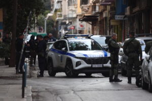 Αστυνομική βία: Κόντρα στη Βουλή για τον τραυματισμό εργαζόμενης στα Εξάρχεια από αστυνομικούς