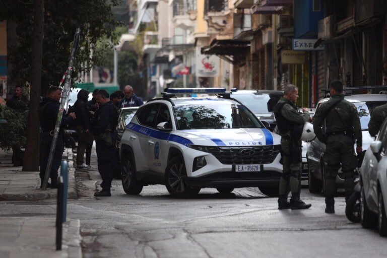 Αστυνομική βία: Κόντρα στη Βουλή για τον τραυματισμό εργαζόμενης στα Εξάρχεια από αστυνομικούς