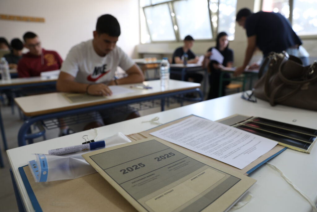 Πανελλαδικές 2025: Αυτά είναι τα θέματα σε Ιστορία, Φυσική και Οικονομία στα ΓΕΛ