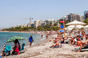 Πλημμύρισαν κόσμο οι παραλίες της Αττικής (Photos)