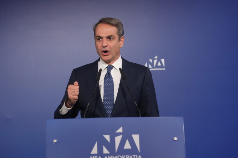 Προεκλογικού χαρακτήρα ομιλία Μητσοτάκη με αιχμές προς Σαμαρά και θεωρία των δυο άκρων