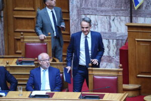 Προανακριτική Τέμπη: Οι τεταμένες στιχομυθίες Μητσοτάκη με Ζωή, Βελόπουλο και Παππά &#8211; Το… λογοπαίγνιο για την τραγωδία