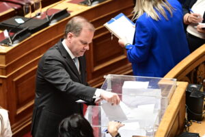 Προανακριτική Καραμανλή για το έγκλημα των Τεμπών μόνο για ένα πλημμέλημα &#8211; Μείον δύο αναμενόμενες ψήφοι για ΝΔ