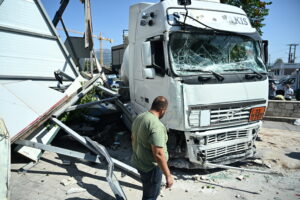 Τροχαίο στο Μενίδι: Βυτιοφόρο εξετράπη και έπεσε σε μάντρα ΙΧ (Video)