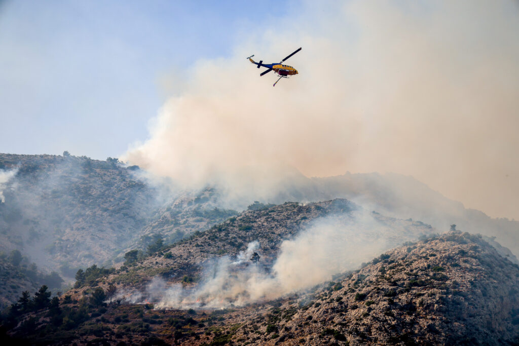 Χίος: Βίντεο από drone στα δάση που έγιναν στάχτη – Πού υπάρχουν ενεργά μέτωπα