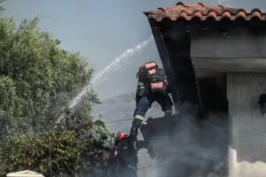 Παλαιά Φώκαια: 40 απομακρύνσεις πολιτών σύμφωνα με την Πυροσβεστική &#8211; «Μάχη ανάμεσα σε σπίτια» (Photos)
