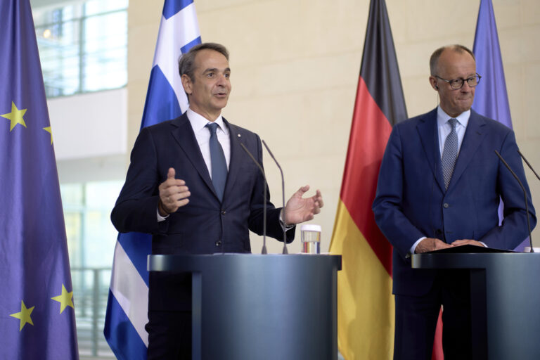Τηλεφωνική επικοινωνία Μητσοτάκη-Μερτς εν μέσω κλιμάκωσης των συγκρούσεων στη Μέση Ανατολή