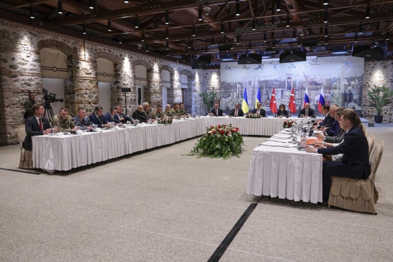 Κωνσταντινούπολη: «Ραντεβού για ειρήνη» εν μέσω βομβαρδισμών – Νέος γύρος συνομιλιών για την Ουκρανία