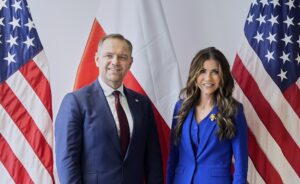 Κάρολ Ναβρότσκι: Τραμπιστής, πρώην ερασιτέχνης ποδοσφαιριστής και πυγμάχος ο νέος πρόεδρος της Πολωνίας