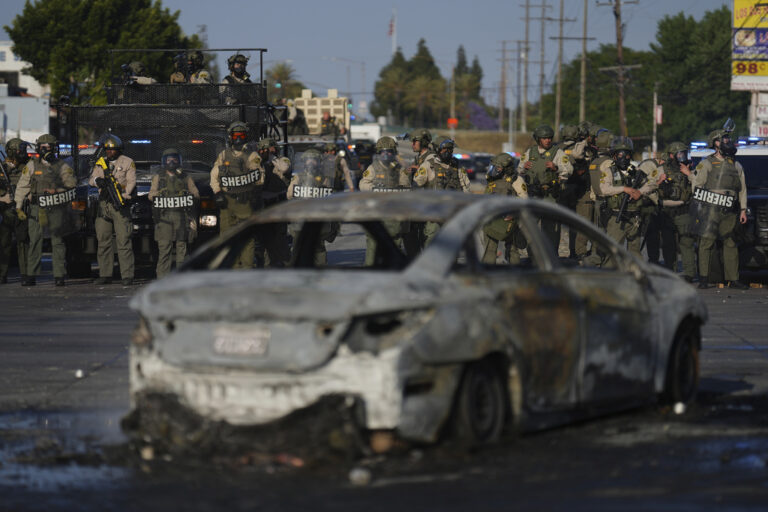 Λος Άντζελες: Σε 24 ώρες καταφτάνει η Εθνοφρουρά – Κυβερνήτης Καλιφόρνια: «Εμπρηστική» η κίνηση Τραμπ