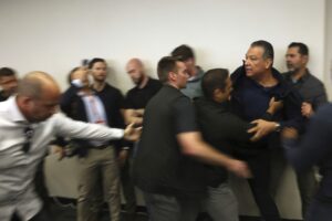ΗΠΑ: «Πήραν σηκωτό» δημοκρατικό γερουσιαστή που πήγε να κάνει ερώτηση σε υπουργό του Τραμπ (Video)