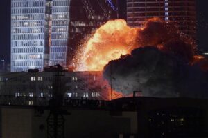 Αντίποινα Ιράν με καταιγίδα πυραύλων στο Ισραήλ: Καλούν τους Ισραηλινούς να μείνουν σε καταφύγια (Video)