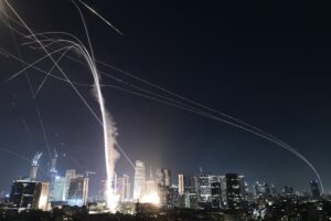 Αντίποινα Ιράν: LIVE εικόνα από την πυραυλική επίθεση στην πρωτεύουσα του Ισραήλ
