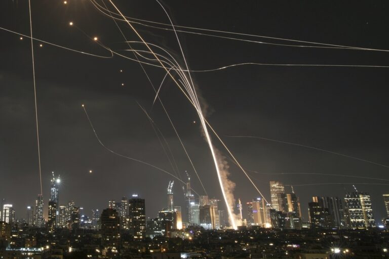 Ισραήλ: Στα όριά του το Iron Dome «σε 10 μέρες καταρρέει» – Βίντεο με «βροχή» πυραύλων