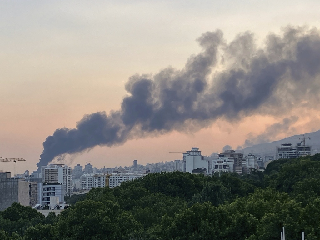 «Εκκενώστε άμεσα την Τεχεράνη»: Εσπευσμένη επιστροφή Τραμπ στις ΗΠΑ – Ομοβροντία πυραύλων μεταξύ Ιράν – Ισραήλ