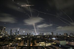 Ιρανικοί πύραυλοι στο Τελ Αβίβ – Επικοινωνία Τραμπ-Νετανιάχου και ετοιμότητα βομβαρδιστικών B-52