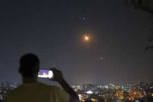 Κλιμακώνεται η σύγκρουση Ισραήλ-Ιράν: «Η μάχη ξεκινά» το μήνυμα Χαμενεΐ  &#8211; «Ανευ όρων παράδοση» της Τεχεράνης ζητά ο Τραμπ