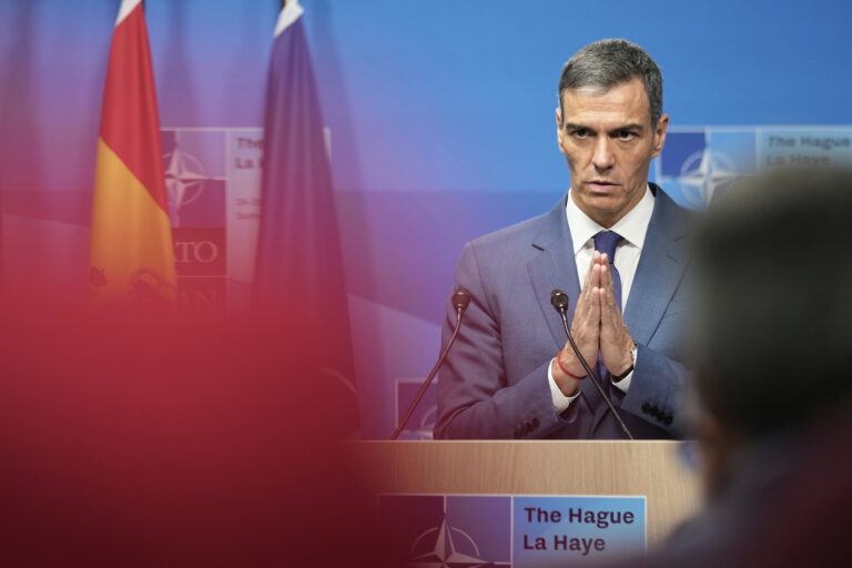 Ο Τραμπ απείλησε την Ισπανία επειδή ο Σάντσεθ δεν θέλει να αυξήσει τις δαπάνες για εξοπλισμούς