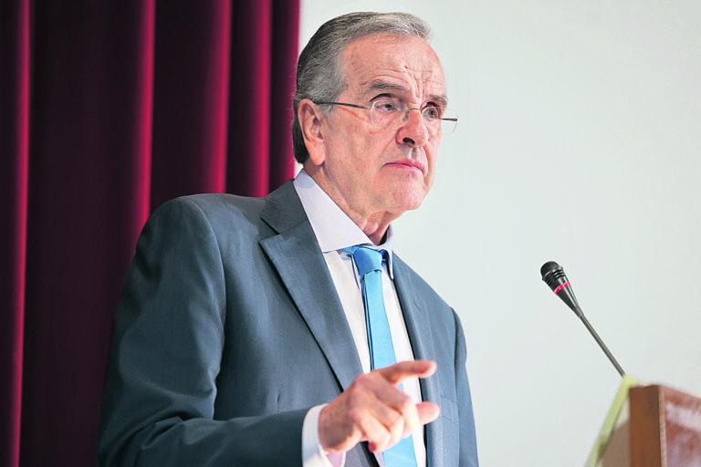 Κουκουλώνουν τα Βατερλώ με εξορμήσεις