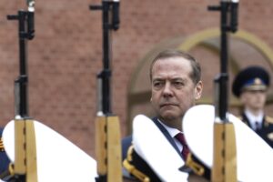 Μεντβέντεφ για συνομιλίες με Ουκρανία: Αντίποινα και πλήρης καταστροφή του νεοναζιστικού καθεστώτος