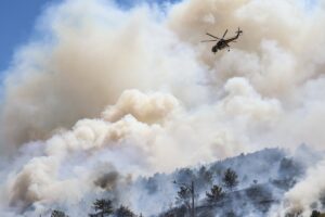 Μαίνεται η φωτιά στη Χίο, υπό έλεγχο στην Ιεράπετρα &#8211; Επιχειρούν και εναέρια μέσα