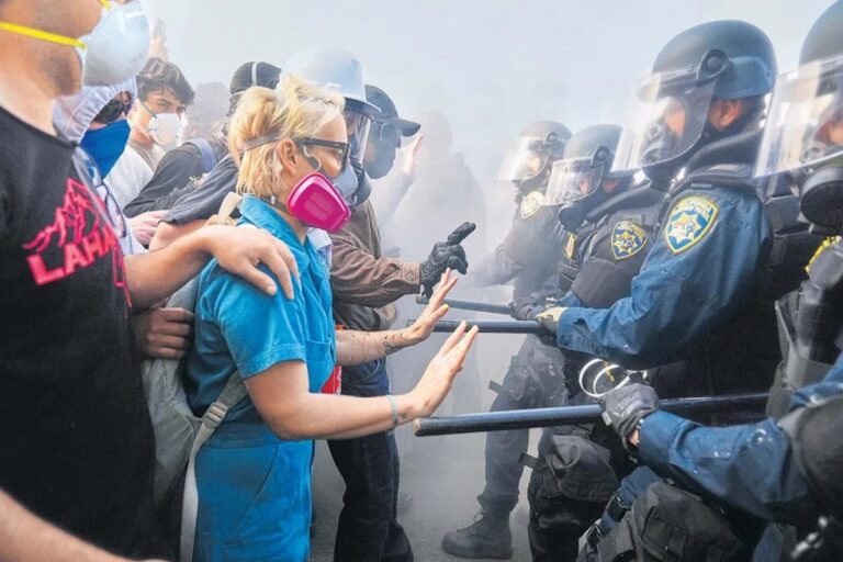 Ο Τραμπ προκαλεί ρωγμές στη δημοκρατία – Η Καλιφόρνια ως πεδίο δοκιμής για μια αυταρχική διακυβέρνηση