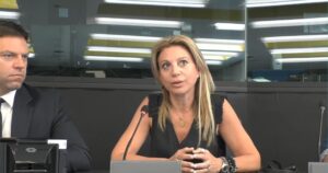Το έγκλημα των Τεμπών στο Ευρωπαϊκό Κοινοβούλιο &#8211; LIVE η συνέντευξη Τύπου