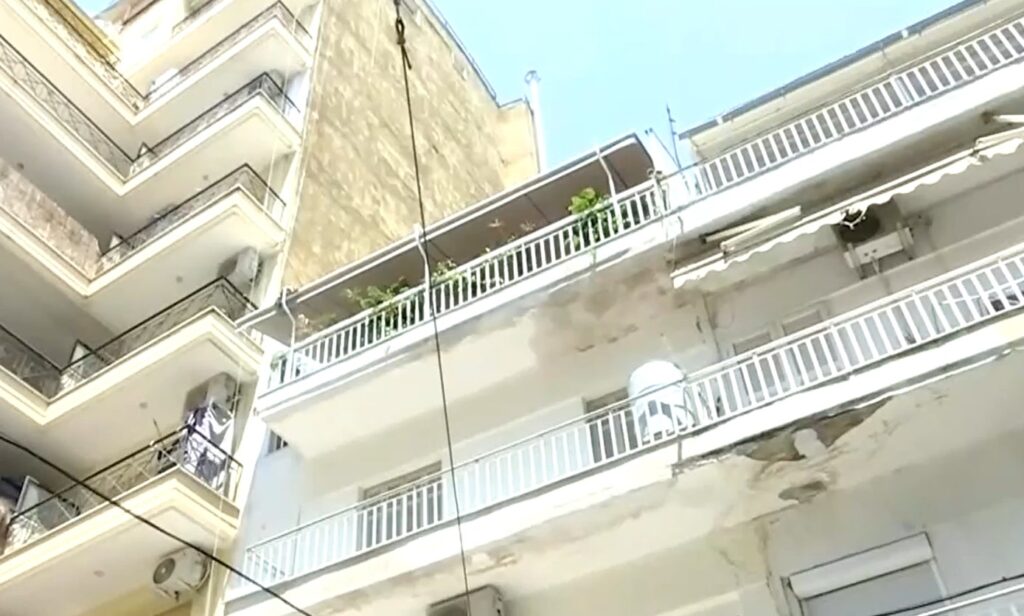 Θεσσαλονίκη: Άφαντοι οι γονείς που άφησαν το βρέφος στο μπαλκόνι να κλαίει