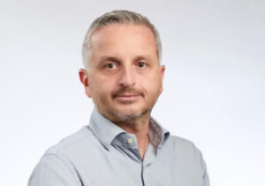 Αλλαγή ηγεσίας στo Public Group: Ο Ρόμπυ Μπουρλάς ολοκληρώνει έναν επιτυχημένο μετασχηματισμό – Νέος CEO ο Δημήτρης Γαλάνης