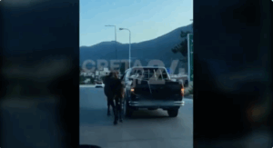 Αδιανόητο περιστατικό στο Ηράκλειο: Οδηγός έδεσε άλογο με σχοινί και το έσερνε με αγροτικό (Video)